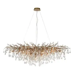 Lustre en verre Icicle , l'éclat intemporel : découvrez notre lustre en métal couleur vieux laiton, une pièce d'exception qui illumine votre espace avec une grâce sans pareille. Inspiré par la délicatesse des gouttes d'eau, ses multi branches fines ornées de perles de verre filigranes captent la lumière et diffusent une ambiance magique dans votre intérieur. Laissez vous envoûter par la beauté intemporelle de ce lustre, et transformez votre espace en un véritable joyau de sophistication et d'élégance.