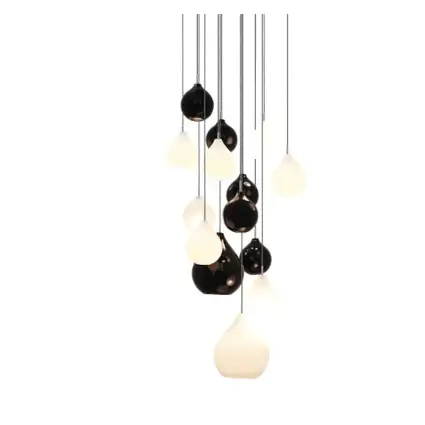 Les verres, de tailles variées, sont minutieusement sélectionnés pour un rendu harmonieux et artistique. Equipée d’ampoules G9, cette suspension garantit un éclairage chaleureux et accueillant. Les câbles transparents assurent une discrétion parfaite, mettant en avant la beauté des verres. Le pavillon rond chromé de 60 cm de diamètre apporte une finition moderne et luxueuse, tandis que les câbles de 2 mètres offrent une grande flexibilité d’installation. Besoin de plus de longueur ? Nous offrons la possibilité d’allonger les câbles sur demande pour s’adapter parfaitement à votre espace. N'hésitez pas à nous contacter pour adapter le luminaire à vos besoins.