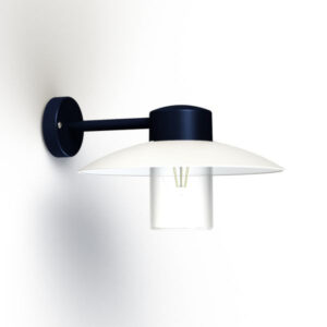 Sublimez votre jardin avec les luminaires décoratifs de la collection Aubanne de Roger Pradier. Ces appliques extérieures, inspirées du monde marin, sont conçues pour offrir un éclairage doux et lumineux tout en résistant aux conditions les plus rigoureuses.