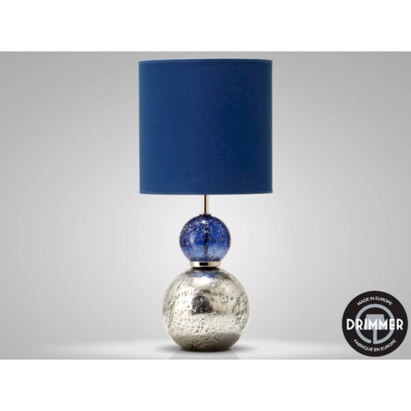 Ajoutez une touche de sophistication et de mystère à votre intérieur avec notre lampe en verre volcanique à pied double boule. Cette lampe exceptionnelle combine l'éclat de l'argent et la profondeur du bleu saphir pour créer une pièce unique qui attire tous les regards.