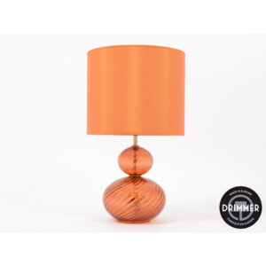 Ajoutez une touche de vivacité et de chaleur à votre espace avec notre lampe en verre strié orange. Son design audacieux et moderne se compose d'une base en verre strié orange, qui capte la lumière de manière dynamique pour créer des reflets fascinants et un effet lumineux unique.