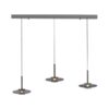 Cette suspension à trois descentes allie design moderne et praticité. Grâce à son système monte-et-baisse, chaque descente peut être fondue entre 80 cm et 2 mètres. Cela permet de moduler la hauteur selon vos besoins et l'ambiance désirée. Les abat-jours, en verre fumé de 22 cm de diamètre, apportent une touche sophistiquée. Le verre légèrement teinté adoucit la lumière, créant une atmosphère élégante. De plus, le système d'éclairage à double source offre deux types de lumière. L'intérieur diffuse 846 lumens, tandis que l'extérieur projette 252 lumens.