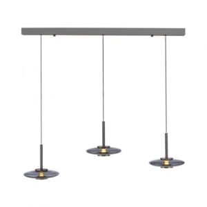 Cette suspension à trois descentes allie design moderne et praticité. Grâce à son système monte-et-baisse, chaque descente peut être fondue entre 80 cm et 2 mètres. Cela permet de moduler la hauteur selon vos besoins et l'ambiance désirée. Les abat-jours, en verre fumé de 22 cm de diamètre, apportent une touche sophistiquée. Le verre légèrement teinté adoucit la lumière, créant une atmosphère élégante. De plus, le système d'éclairage à double source offre deux types de lumière. L'intérieur diffuse 846 lumens, tandis que l'extérieur projette 252 lumens.