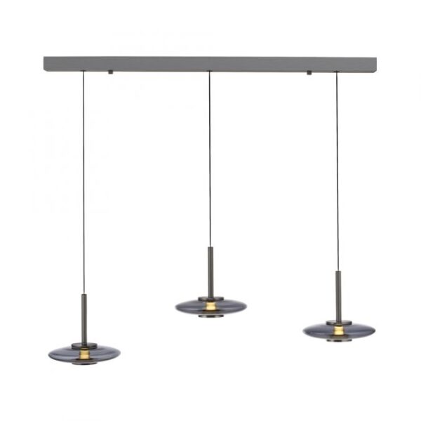 Cette suspension à trois descentes allie design moderne et praticité. Grâce à son système monte-et-baisse, chaque descente peut être fondue entre 80 cm et 2 mètres. Cela permet de moduler la hauteur selon vos besoins et l'ambiance désirée. Les abat-jours, en verre fumé de 22 cm de diamètre, apportent une touche sophistiquée. Le verre légèrement teinté adoucit la lumière, créant une atmosphère élégante. De plus, le système d'éclairage à double source offre deux types de lumière. L'intérieur diffuse 846 lumens, tandis que l'extérieur projette 252 lumens.