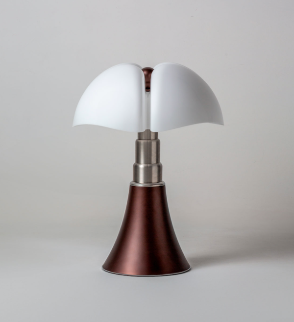 La lampe Pipistrello, crée par la talentueuse Gae Aulenti pour Martinelli Luce, est depuis longtemps une icône du design. Ce luminaire sculptural, immédiatement reconnaissable, s'illustre par son originalité et son élégance intemporelle. Aujourd'hui, la marque italienne dévoile une nouvelle version en finition bronze, ajoutant une dimension encore plus sophistiquée à ce classique indémodable.