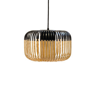 Dans la continuité de la collection Bamboo imaginée par le designer Arik Levy pour la prestigieuse marque Forestier, cette suspension en bambou de 35 cm de diamètre se distingue par son élégance naturelle et son design raffiné.