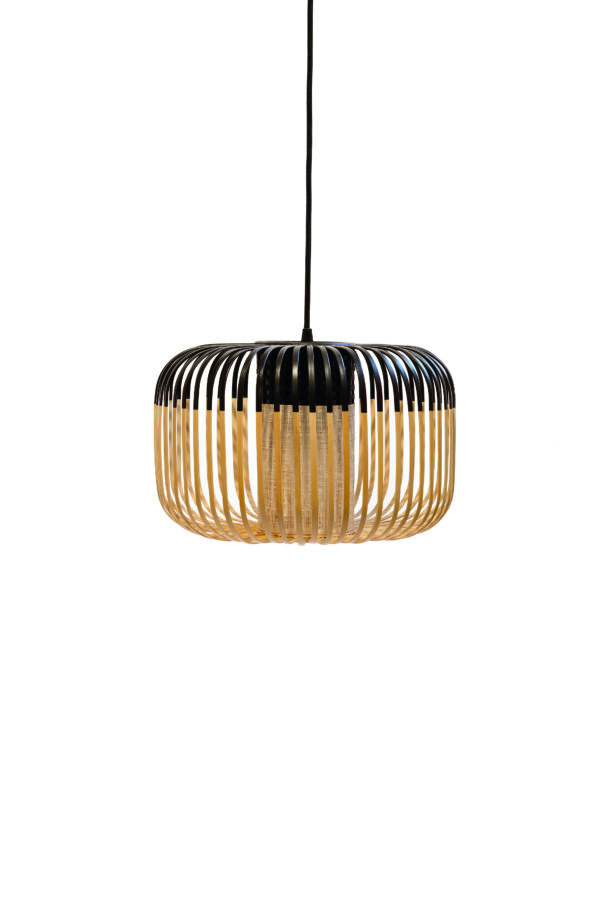 Dans la continuité de la collection Bamboo imaginée par le designer Arik Levy pour la prestigieuse marque Forestier, cette suspension en bambou de 35 cm de diamètre se distingue par son élégance naturelle et son design raffiné.