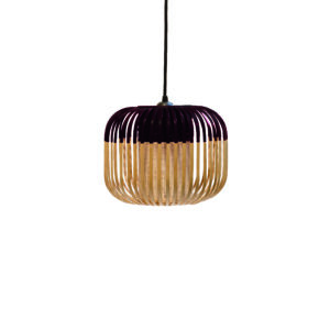 Apportez une touche d'élégance naturelle à votre intérieur avec la suspension en bambou naturel de la marque française Forestier. Parfaitement équilibrée entre authenticité et modernité, cette pièce se distingue par son design raffiné et ses matériaux soigneusement sélectionnés. La structure principale, en bambou naturel, séduit par sa texture organique et chaleureuse. Sa partie supérieure, peinte en noir mat, crée un contraste subtil et sophistiqué, qui s'intègre aisément dans des espaces contemporains ou des décors aux accents bohèmes. Ce jeu de nuances ajoute une touche graphique, tout en conservant l'authenticité du matériau naturel.