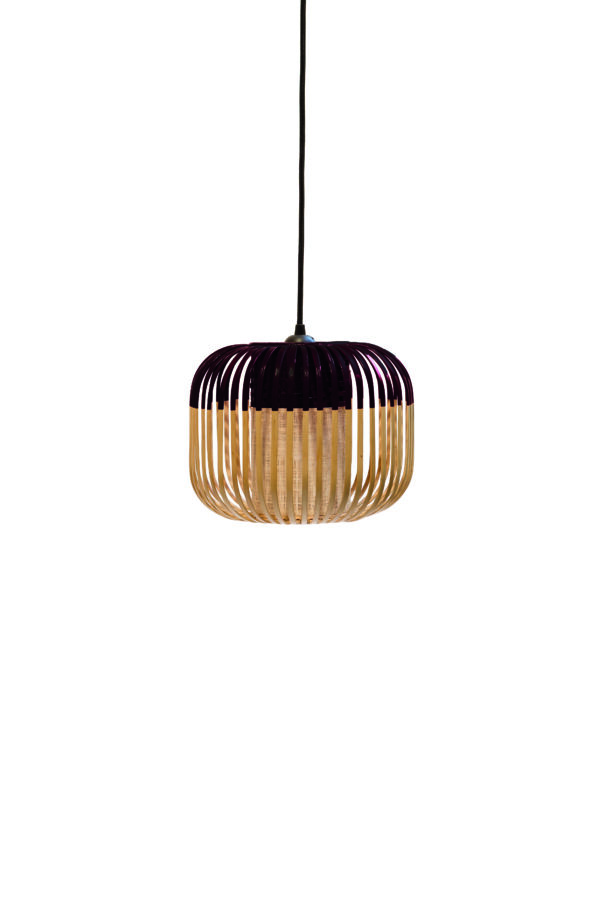 Apportez une touche d'élégance naturelle à votre intérieur avec la suspension en bambou naturel de la marque française Forestier. Parfaitement équilibrée entre authenticité et modernité, cette pièce se distingue par son design raffiné et ses matériaux soigneusement sélectionnés. La structure principale, en bambou naturel, séduit par sa texture organique et chaleureuse. Sa partie supérieure, peinte en noir mat, crée un contraste subtil et sophistiqué, qui s'intègre aisément dans des espaces contemporains ou des décors aux accents bohèmes. Ce jeu de nuances ajoute une touche graphique, tout en conservant l'authenticité du matériau naturel.