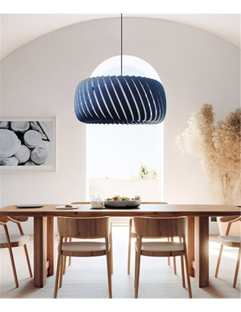 Suspension 57 cm de diamètre avec une ampoule de 1055 lumens pour éclairer une table .