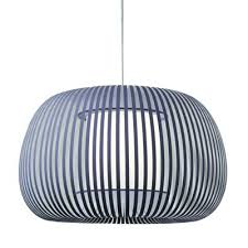 Suspension Esteno en tissu chintz bleu – Ø60 cm Apportez une touche d’élégance contemporaine à votre intérieur avec la suspension Esteno en tissu chintz bleu. Ce luminaire design allie modernité et raffinement grâce à son abat-jour imposant de 60 cm de diamètre, idéal pour illuminer et décorer vos grands espaces.