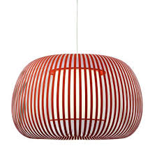 Apportez chaleur et caractère à votre intérieur avec la suspension en tissu chintz Sienne Ø60 cm. Ce luminaire allie design élégant et raffinement artisanal grâce à son abat-jour imposant en tissu chintz, reconnu pour son aspect soyeux et lumineux. La teinte sienne, riche et chaleureuse, crée une ambiance conviviale et unique, idéale pour personnaliser votre décoration.