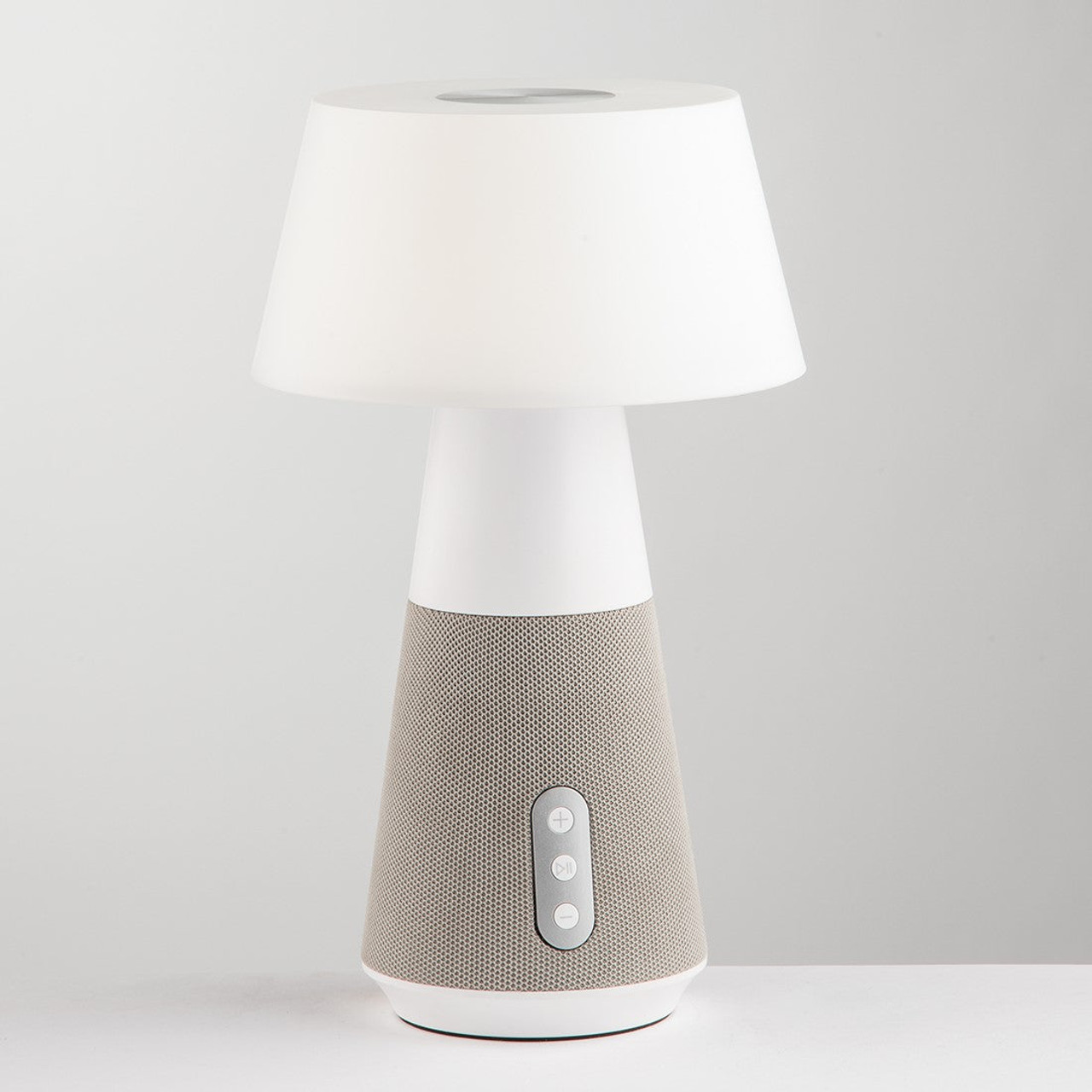 Cette lampe LED rechargeable avec enceinte Bluetooth réunit éclairage, mobilité et technologie dans un format compact et élégant. Grâce à sa finition grise et à ses dimensions de 17 × 17 × 29 cm, elle trouve facilement sa place sur une table, un chevet, un bureau ou une console. Elle diffuse une lumière modulable tout en intégrant un haut-parleur Bluetooth, ce qui en fait un objet décoratif et fonctionnel.