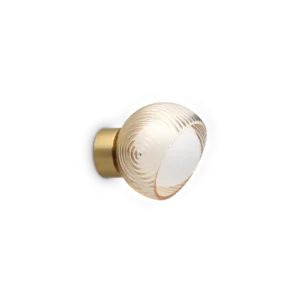 Découvrez cette applique murale en laiton avec douille G9. Son design chic illumine vos espaces tout en apportant une touche de sophistication et de chaleur.