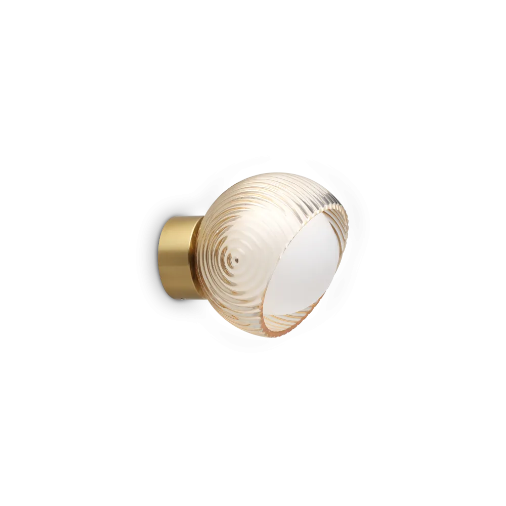 Découvrez cette applique murale en laiton avec douille G9. Son design chic illumine vos espaces tout en apportant une touche de sophistication et de chaleur.