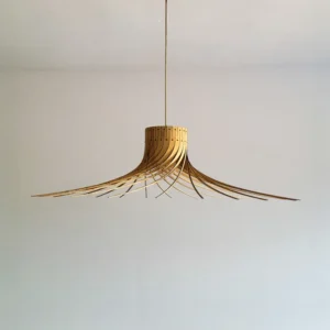 Suspension bois design XL 150 cm fabriquée en Corse en bois ASSIA FSC. Luminaire sculptural éco-responsable pour grands espaces.
