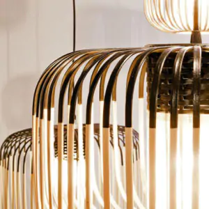 Gros plan sur les matières naturelles de la suspension bambou design Forestier.