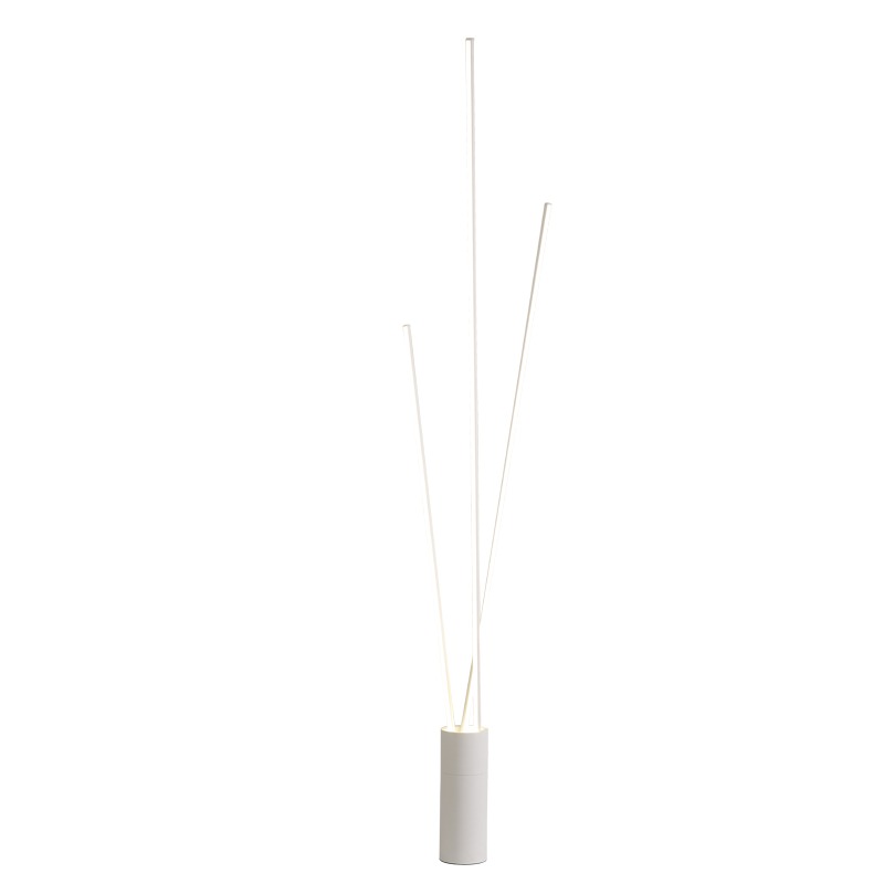 Lampadaire LED design vertical blanc avec 3 tubes lumineux. Éclairage moderne, sculptural et architectural pour salon contemporain.