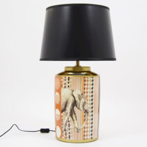 Lampe à poser design avec décor éléphant et motifs graphiques, abat-jour noir et finitions dorées. Une pièce originale et chic pour salon ou chambre.