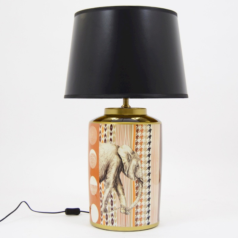 Lampe à poser design avec décor éléphant et motifs graphiques, abat-jour noir et finitions dorées. Une pièce originale et chic pour salon ou chambre.