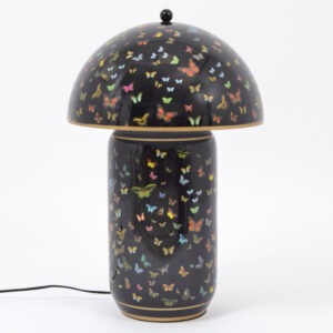 Lampe à poser champignon noire décorée de papillons multicolores. Un luminaire original et poétique pour une ambiance chaleureuse et élégante.