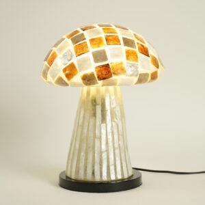 Lampe à poser en fibre de verre style champignon avec mosaïque nacrée et tons dorés. Idéale pour une ambiance chaleureuse et décorative.