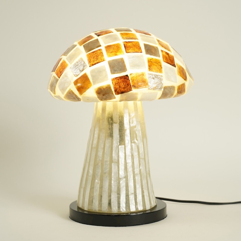 Lampe à poser en fibre de verre style champignon avec mosaïque nacrée et tons dorés. Idéale pour une ambiance chaleureuse et décorative.