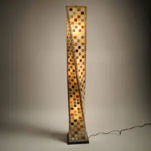 Lampadaire en fibre de verre effet mosaïque aux tons nacrés et dorés. Luminaire décoratif chaleureux idéal pour salon ou ambiance bohème chic.