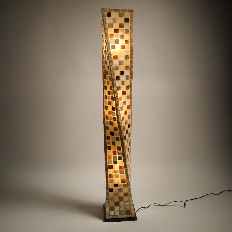 Lampadaire en fibre de verre effet mosaïque aux tons nacrés et dorés. Luminaire décoratif chaleureux idéal pour salon ou ambiance bohème chic.