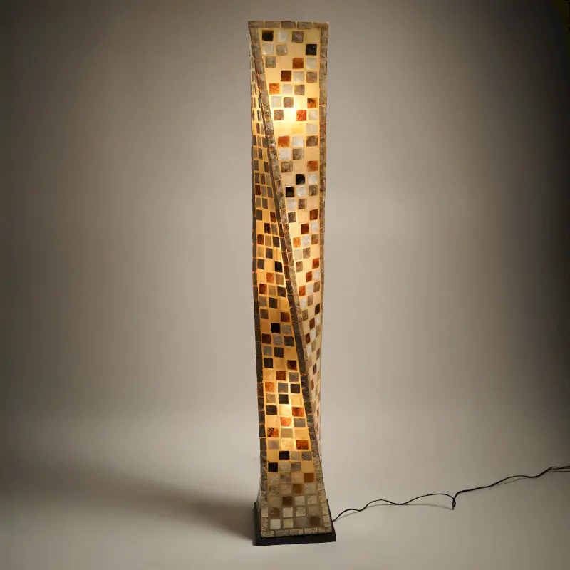 Lampadaire en fibre de verre effet mosaïque aux tons nacrés et dorés. Luminaire décoratif chaleureux idéal pour salon ou ambiance bohème chic.