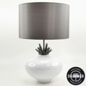 Lampe à poser design en céramique blanche avec détail décoratif noir et abat-jour gris. Un luminaire élégant pour salon ou chambre.