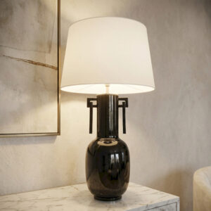 Lampe à poser design avec pied en céramique noire brillante et abat-jour blanc. Élégante et intemporelle pour salon ou chambre.
