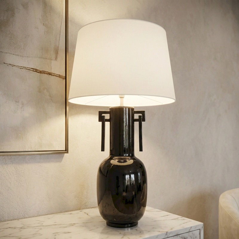 Lampe à poser design avec pied en céramique noire brillante et abat-jour blanc. Élégante et intemporelle pour salon ou chambre.