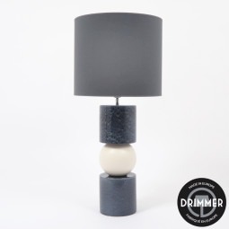 Lampe à poser design en céramique grise avec sphère centrale blanche et abat-jour tissu gris. Un luminaire élégant et contemporain.