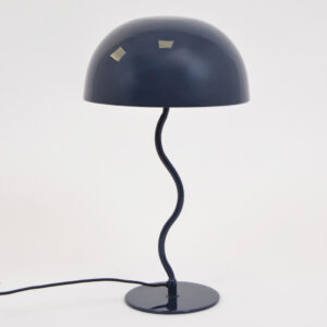 Lampe à poser design bleu nuit avec abat-jour dôme et pied ondulé. Un luminaire moderne et élégant pour salon ou bureau.