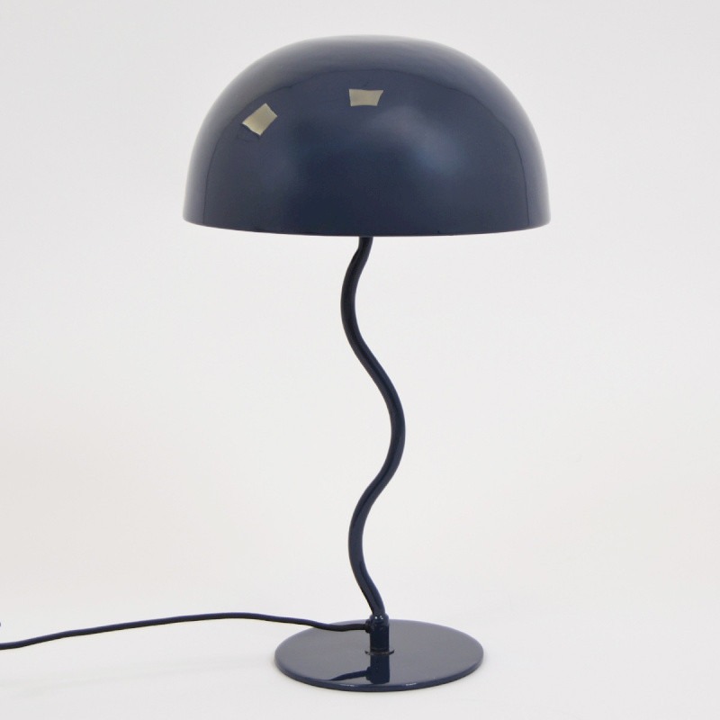 Lampe à poser design bleu nuit avec abat-jour dôme et pied ondulé. Un luminaire moderne et élégant pour salon ou bureau.