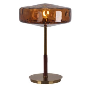 Lampe à poser design en verre ambré avec base finition laiton et bois. Un luminaire décoratif élégant diffusant une lumière chaleureuse pour votre intérieur.