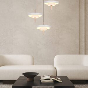Suspension design moderne gris chaud installee au-dessus d'une table de repas.