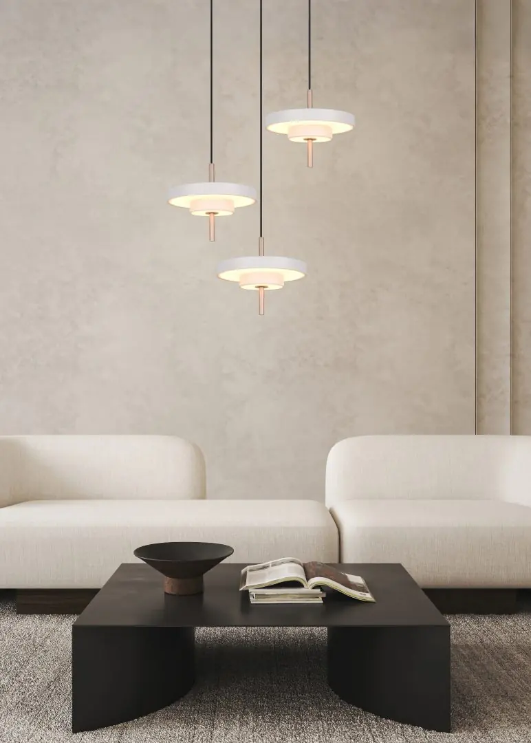 Suspension design moderne gris chaud installee au-dessus d'une table de repas.