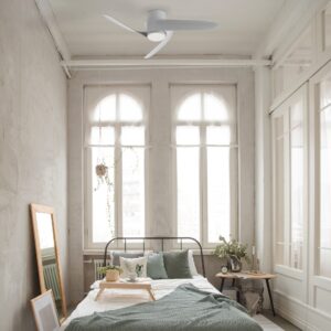 ventilateur-plafond-silencieux-blanc-chambre-a-coucher.jpg Ventilateur de plafond compact et silencieux blanc installé dans une chambre à coucher lumineuse