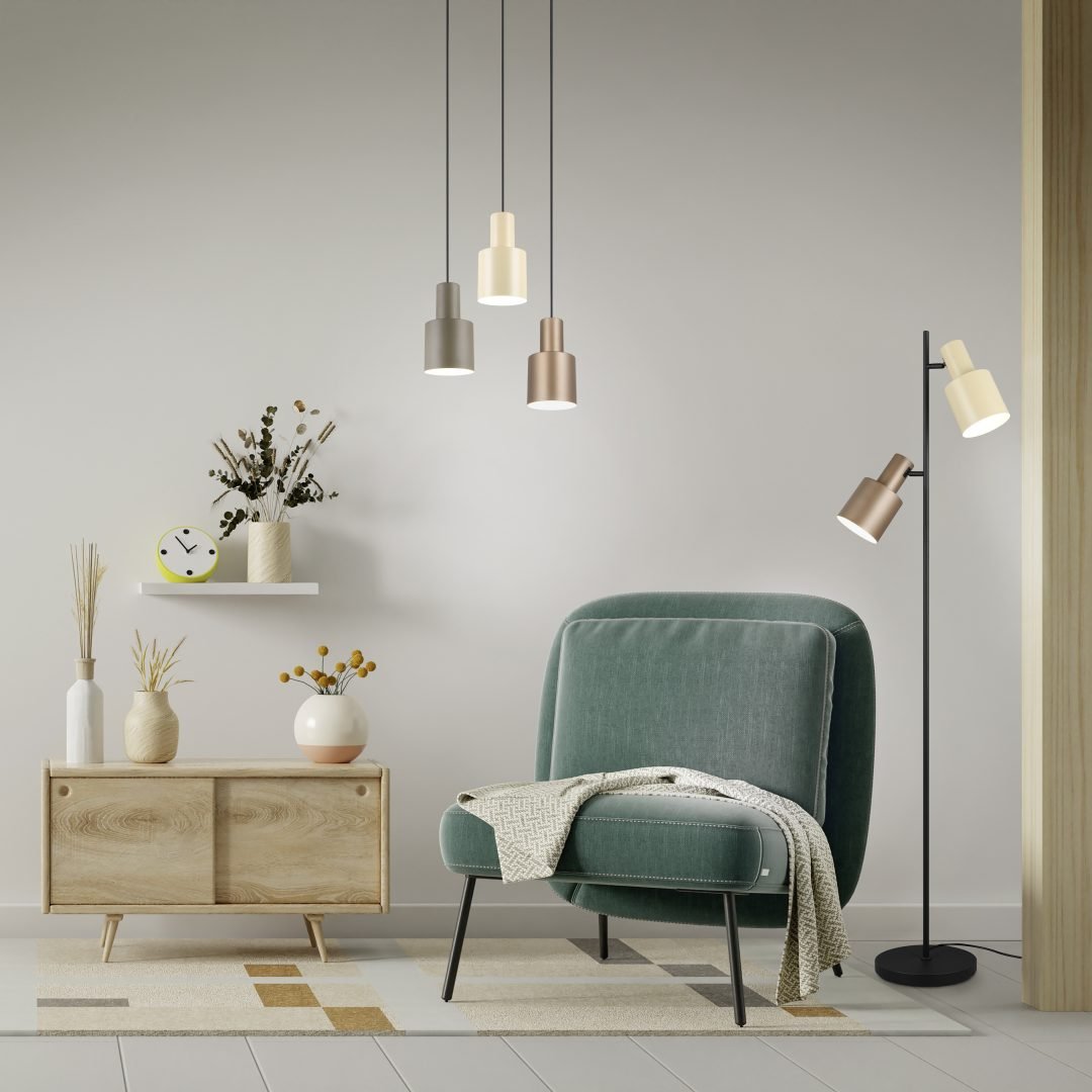 Lampadaire liseuse double spot allume pres d'un fauteuil dans un salon.
