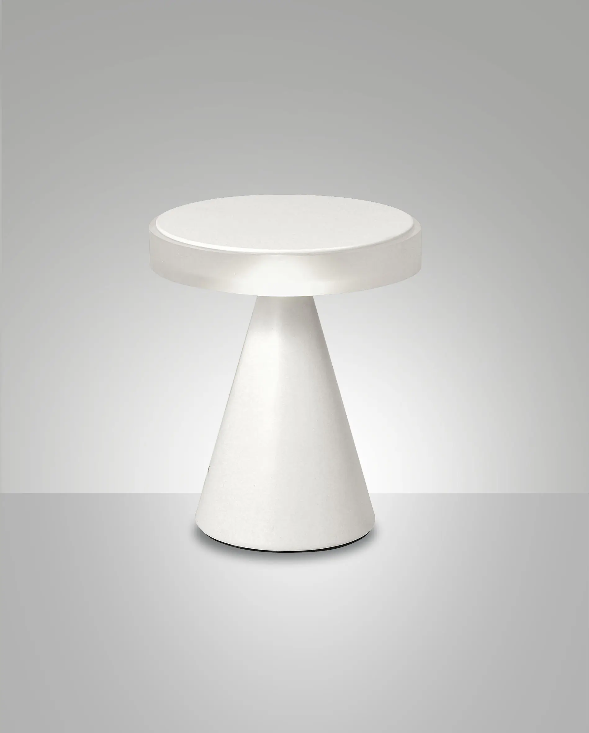 Petite lampe a poser LED geometrique conique blanc mat 20 cm.