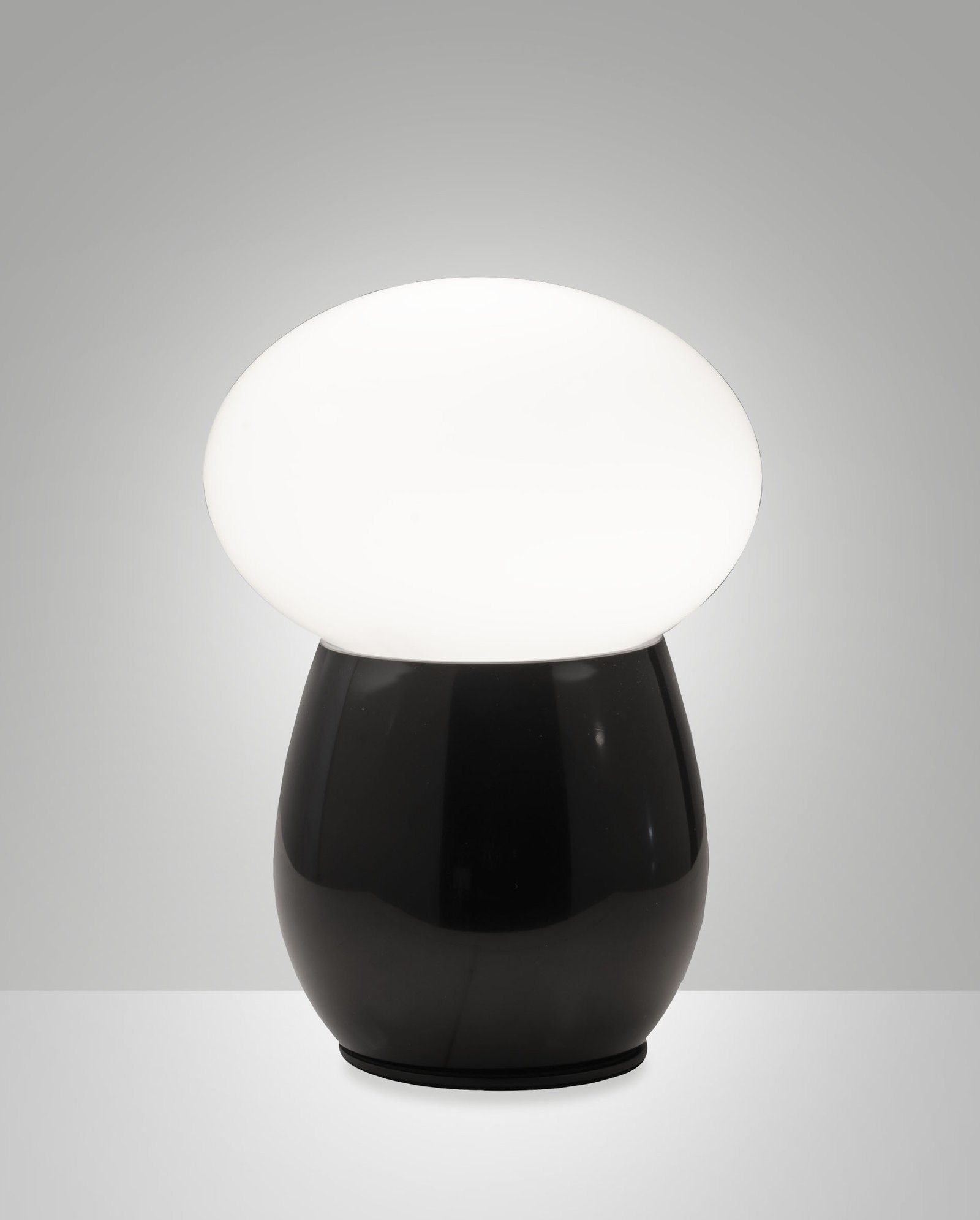 Lampe a poser champignon avec pied noir brillant et dome en verre opalin blanc.