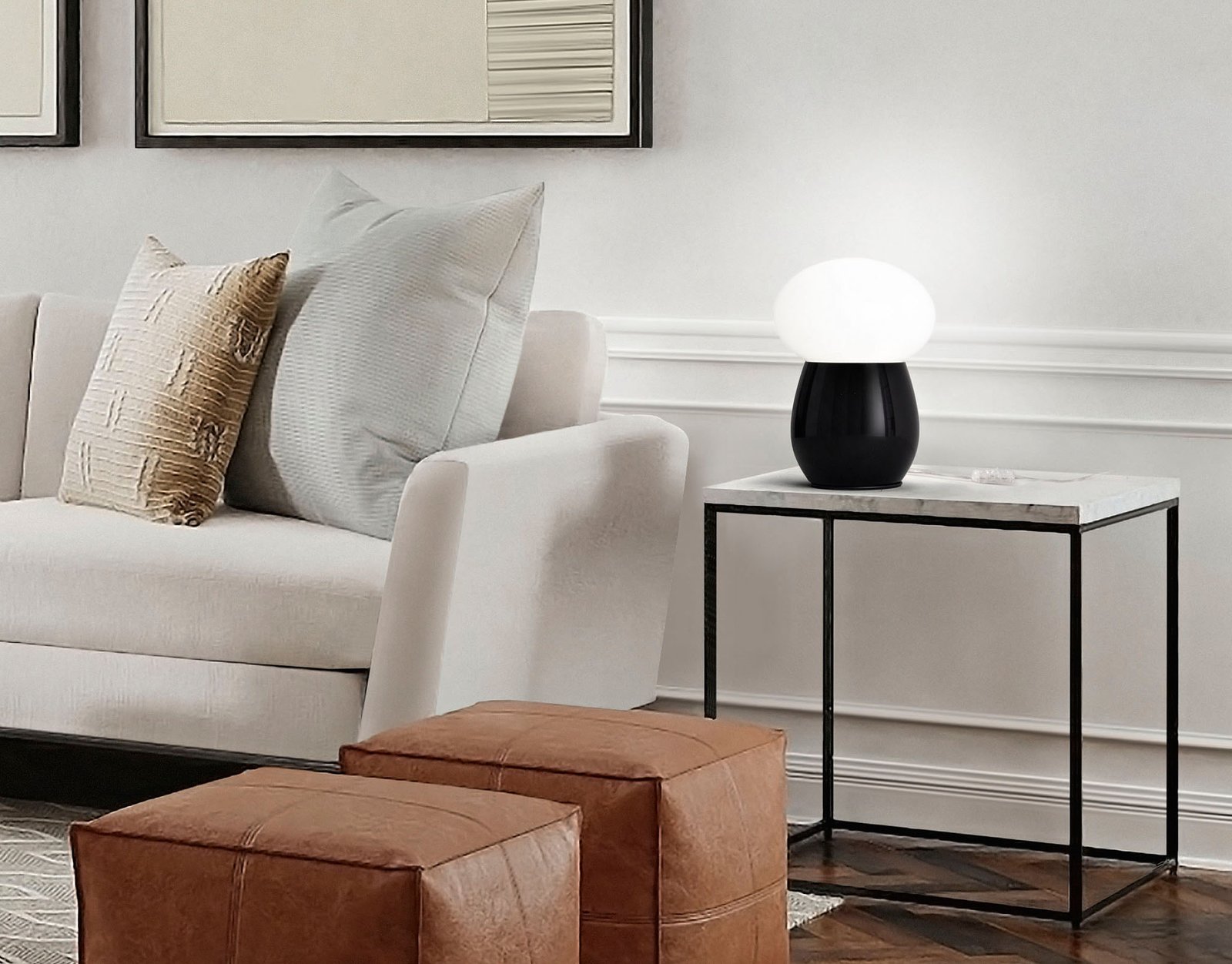 Lampe champignon noire et opaline allumee sur un meuble d'appoint pres d'un canape a Royan.