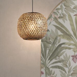 Suspension boule bambou tresse allumee devant un papier peint a motifs botaniques.
