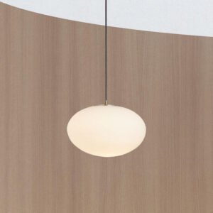 Suspension galet en verre opalin blanc et laiton brosse de 28 cm.