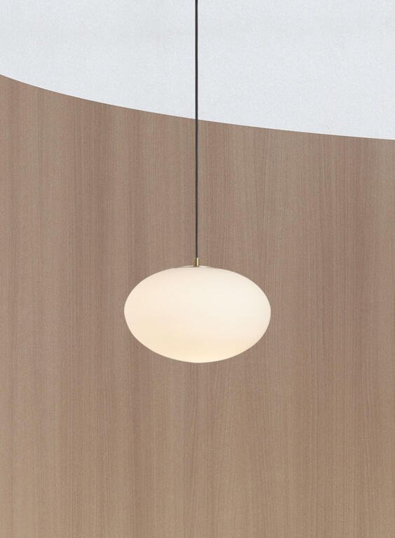 Suspension galet en verre opalin blanc et laiton brosse de 28 cm.