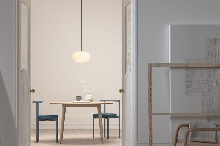 Suspension galet verre opalin allumee au-dessus d'une table en bois pres de Royan.