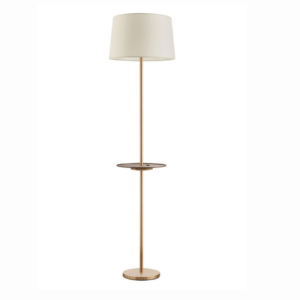 Lampadaire droit en metal avec tablette en bois et abat-jour en tissu blanc.
