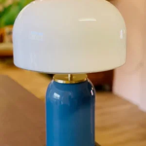 Lampe a poser champignon avec base en verre bleu et dome opalin blanc.
